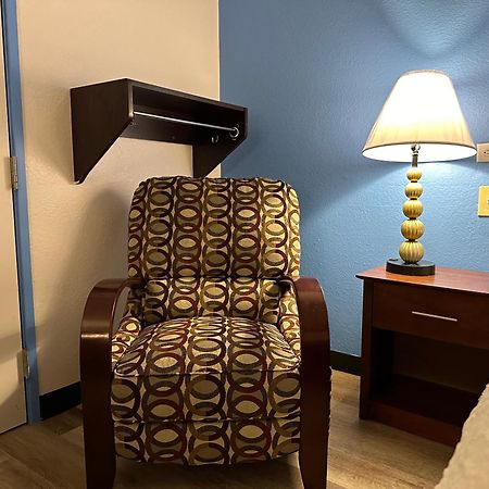 American Inn & Suites Bishop Airport Flint Bagian luar foto