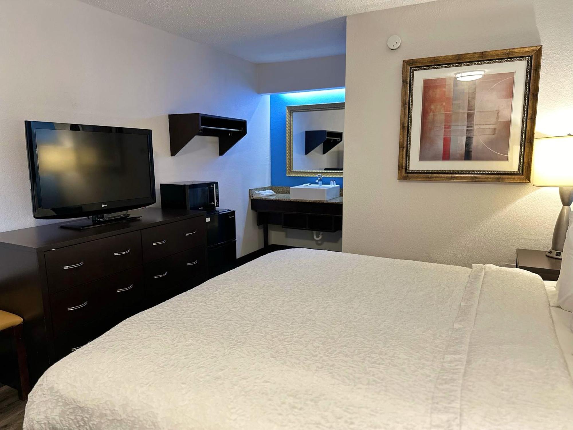 American Inn & Suites Bishop Airport Flint Bagian luar foto