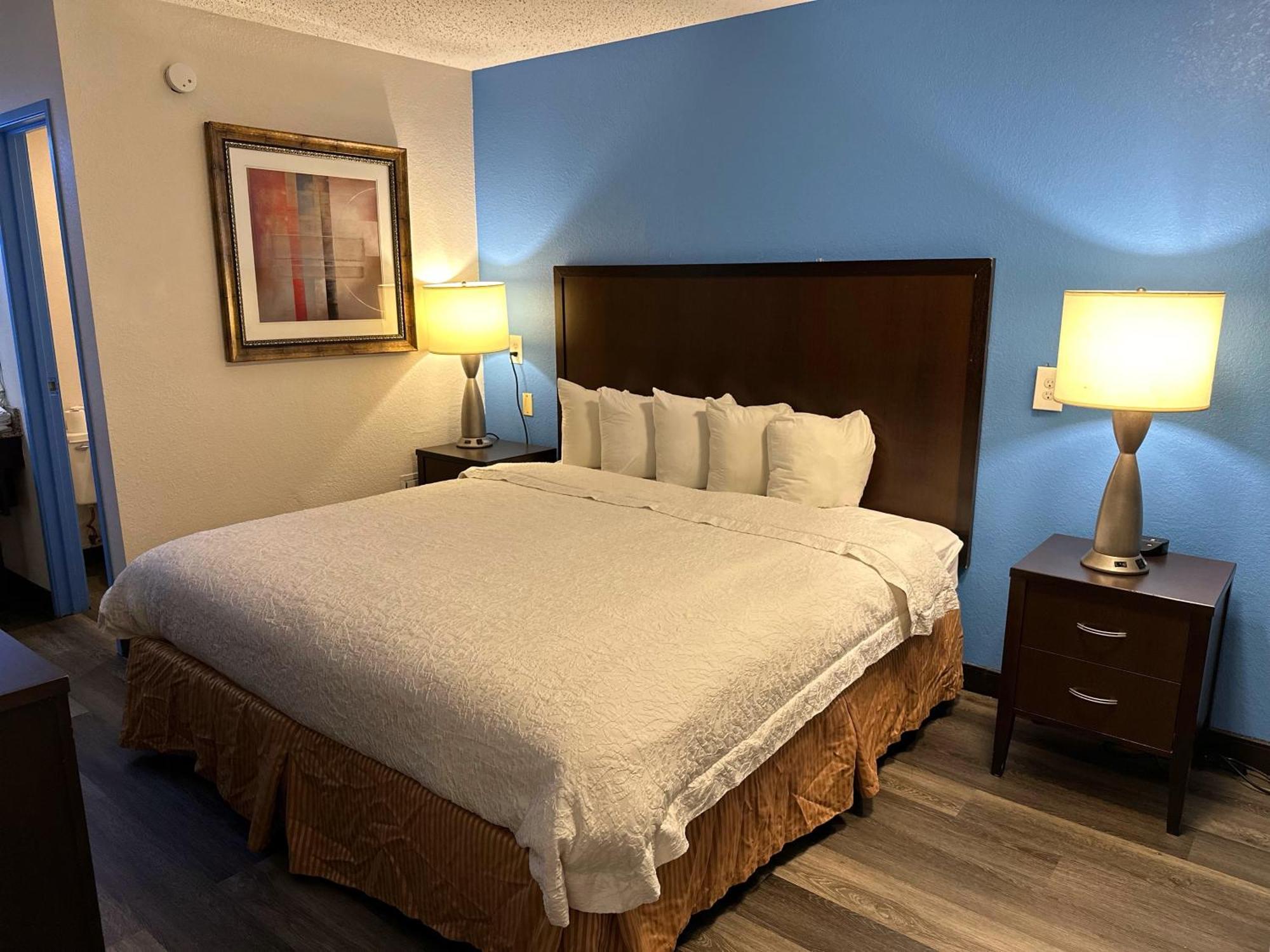 American Inn & Suites Bishop Airport Flint Bagian luar foto